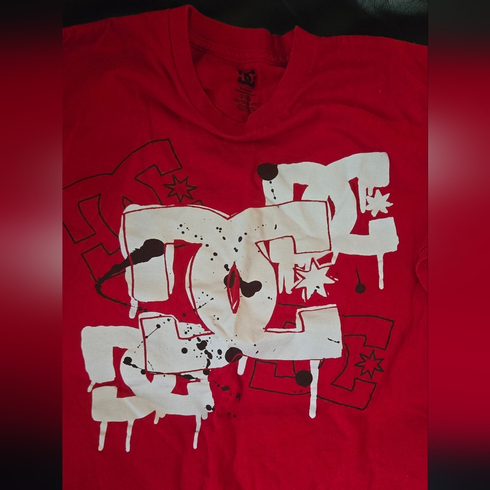 DC Red Graphic Tee - Short Sleeve SzXL LIKE NEW - Picture 5 of 5